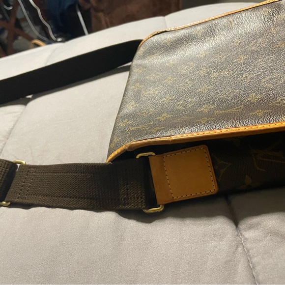 Louis Vuitton messenger crossbody - Picture 8 of 9